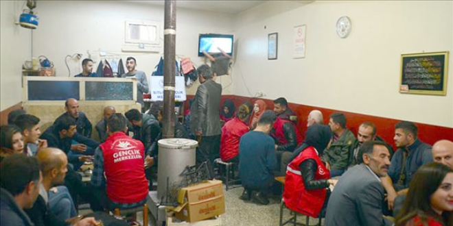 Kahvehaneleri gezip kitap sevgisi aşılıyorlar