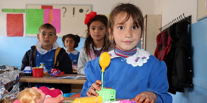 Köy okulundaki öğrencilere koli koli oyuncak