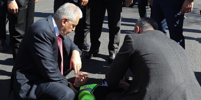 TBMM Başkanı Yıldırım aracını durdurup kazazedelerle ilgilendi
