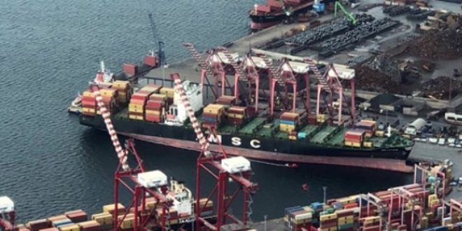 Kaza yapan gemiden s�zan akaryak�t denizi kirletti