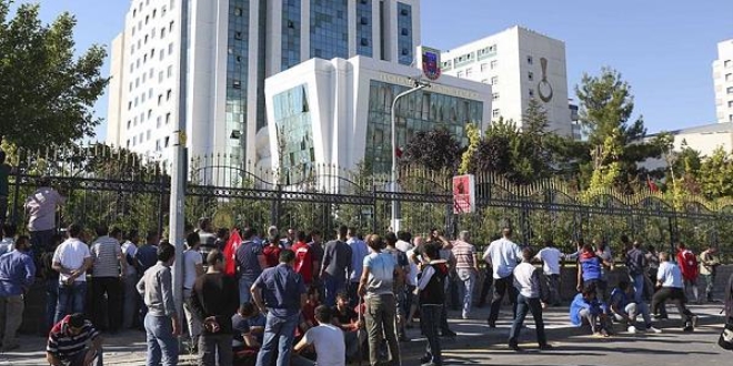 Darbeci üsteğmenden 'içeri girmeye çalışırlarsa vururuz' tehdidi