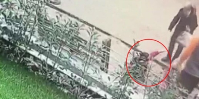 Kad�k�y'de iki kad�n beton d�k�len �ukura d��t�