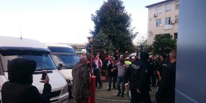 Kavga edenleri ay�r�rken tabancayla yaraland�