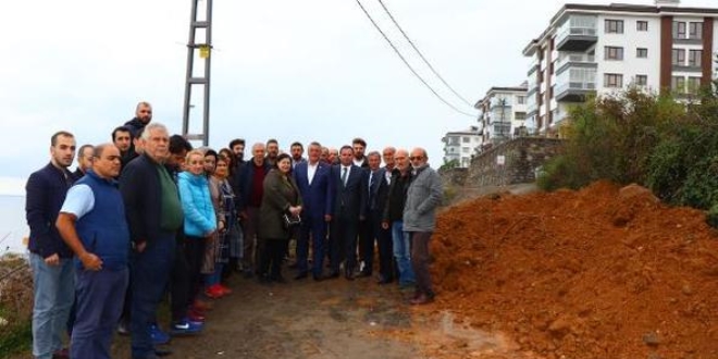 'Tapusu bende' dedi, yolu kapattı