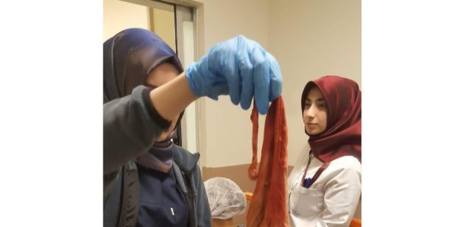 Hastan�n karn�nda havlu b�y�kl���nde sarg� bezi unutmu�lar