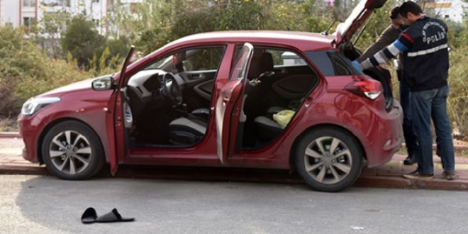 Uyu�turucuyla yakalan�nca terliklerini ��kar�p ka�t�