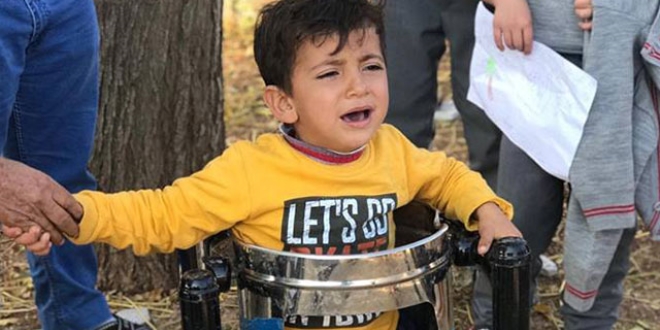 Çöp kutusuna sıkışan çocuğu itfaiye kurtardı