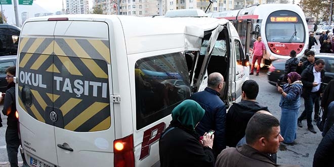 Kayseri'de tramvayla okul servisi arpt: 4 yaral