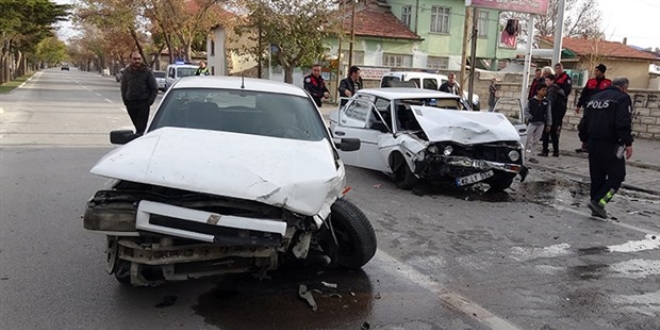 Ehliyetsiz src polisten kaarken kaza yapt: 3 yaral