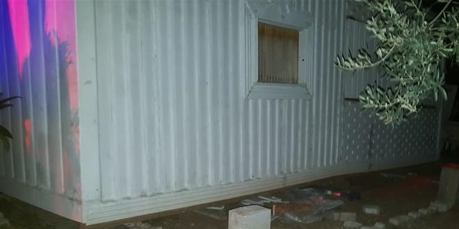 Krikokoyla kaldırdığı konteynırın altında kaldı