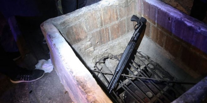 Polis arama yapt�, kald�r�mdaki mazgaldan pompal� t�fek ��kt�