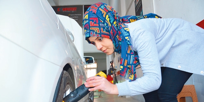 Oto bak�m�na kad�n eli de�di