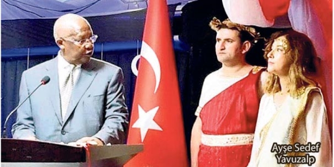 Helen' kostümlü elçi merkeze alındı