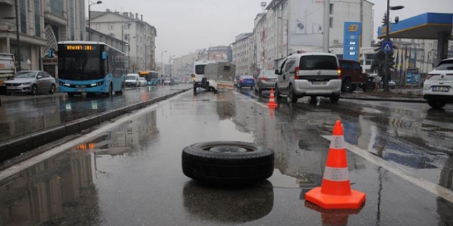 R�morktan f�rlayan teker, trafi�i kar��t�rd�