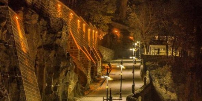 Bitlis'te tarihi yap�lar g�n y�z�ne ��kar�l�yor