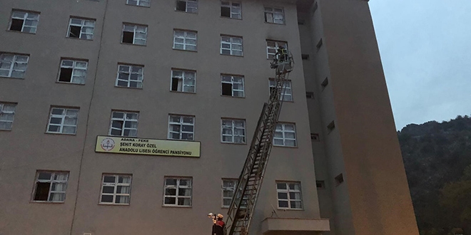 Adana'da ��renci pansiyonunda yang�n