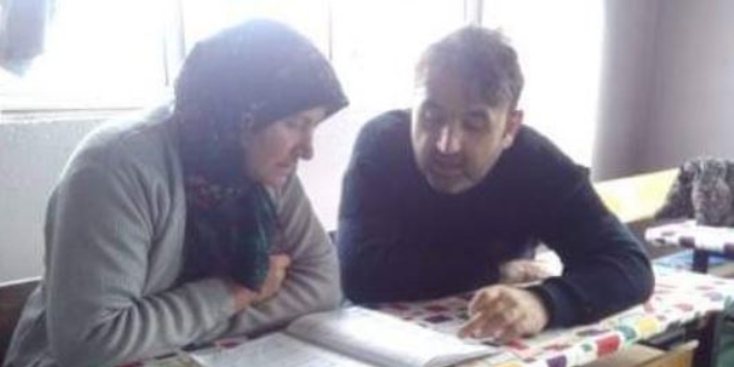 İmam, kadınlara okuma yazma öğretiyor