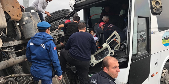 Manisa'da otobüs ile kamyon çarpıştı: 17 yaralı
