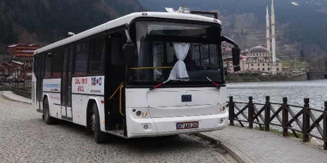 Yolcu otobüsünü canlı yayın aracına dönüştürdü