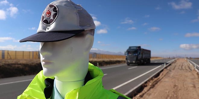 Kayseri emniyetinden trafikte 'mankenli' �nlem