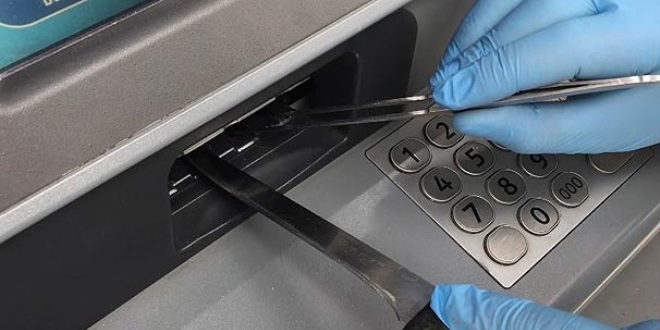 Polis çöpçü kılığına girdi, ATM dolandırıcılarını yakaladı
