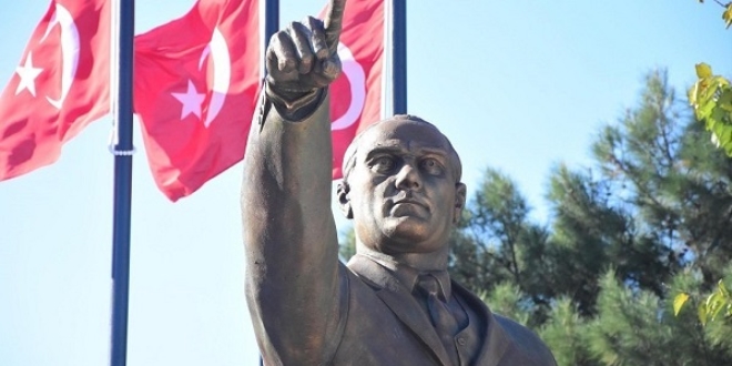 Atat�rk'e benzemeyen heykel yeniden yap�ld�