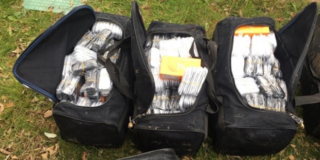 7 bavul ka�ak telefon ele ge�irildi