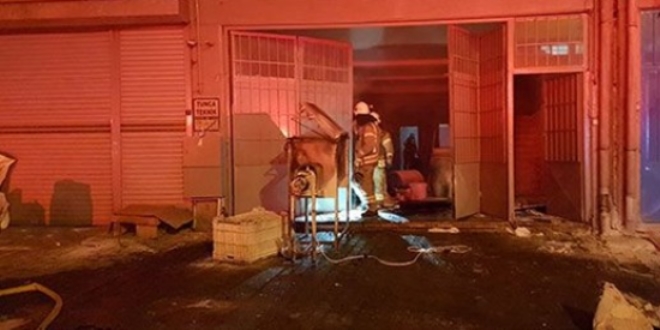 �stanbul'da kozmetik at�lyesinde yang�n