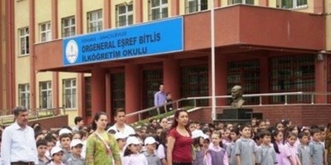 ��rencilerin s�rprizi ��retmeni g�zya�lar�na bo�du