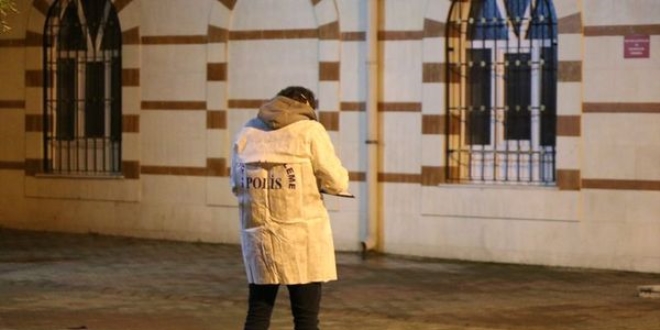 Madde ba��ml�s� �ah�s cami avlusunda kendini yakt�