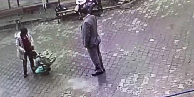 Okul müdürü öğrenciyi yanına çağırıp alnından öptü