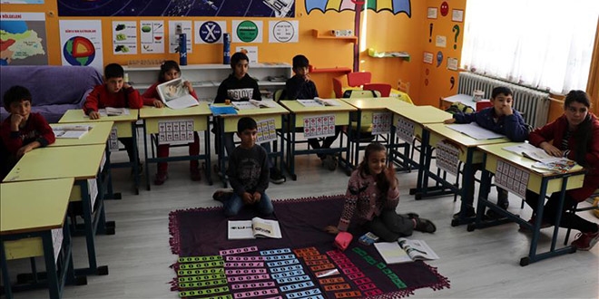 ��rencileri okula 'ev ortam�'yla ba�l�yorlar