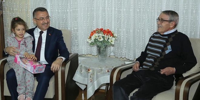 Cumhurbaşkanı Yardımcısı Oktay'dan öğretmenine ziyaret