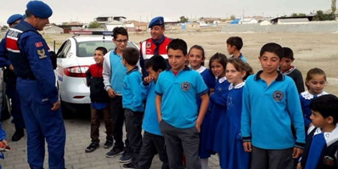 K�y okullar�n�n g�venli�ini jandarma sa�l�yor