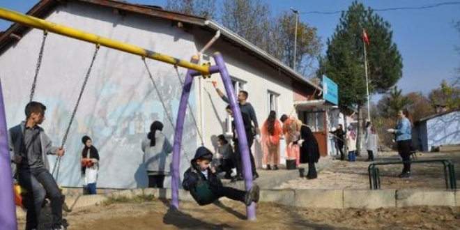 110 �niversiteli gen�, 8 saatte okulu yeniledi