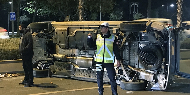 Belediye otobüsü ile hafif ticari araç çarpıştı: 3 yaralı