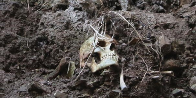 Binan�n alt�ndan tarihi mezar ��kt�