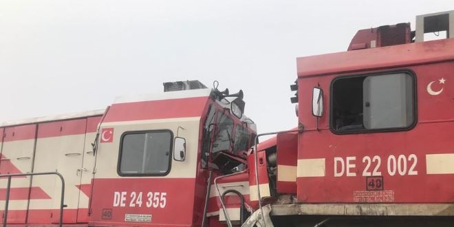 Yolcu treni ile yük treni kafa kafaya çarpıştı