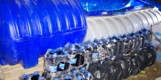 Elaz��'da 11 ton 140 litre sahte �arap ele ge�irildi