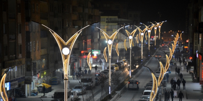 Şemdinli'ye modern aydınlatma sistemi kuruldu