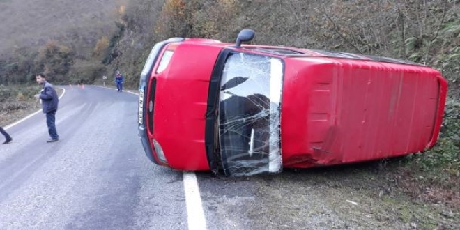 Giresun'da devrilen minibüsteki 3 öğretmen yaralandı