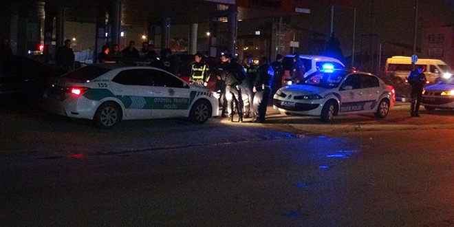 Alkollü sürücü ve arkadaşı polislere zor anlar yaşattı