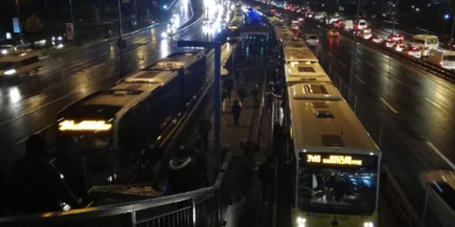 Metrobüs arıza yaptı, seferler aksadı