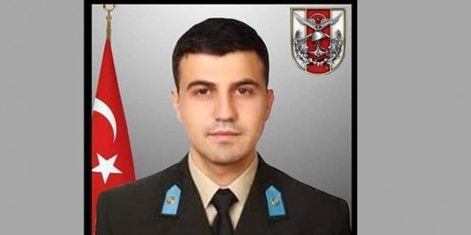 Şehit astsubay'ın babaevine Türk bayrağı asıldı