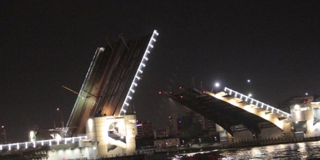 3 k�pr� yeniden trafi�e a��ld�