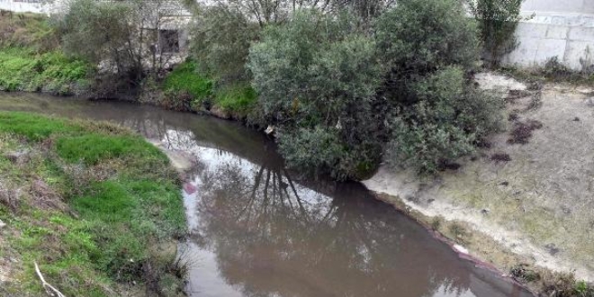 Çorlu Deresi'nin neden kirliliği aktığının araştırılması için numune alındı