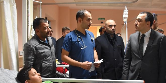 Kars'ta ��renci servisi devrildi: 15 yaral�