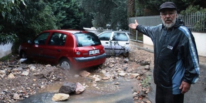 Bodrum'da kabus! Su borusu patladı, ortalık savaş alanına döndü