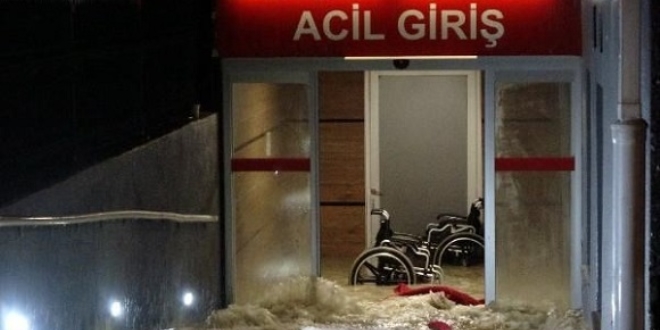 Edirne'de saanak: Hastaneyi su bast, yollar kapand