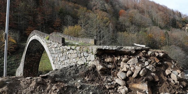 Zarar gören tarihi kemer köprü ayağı onarılacak